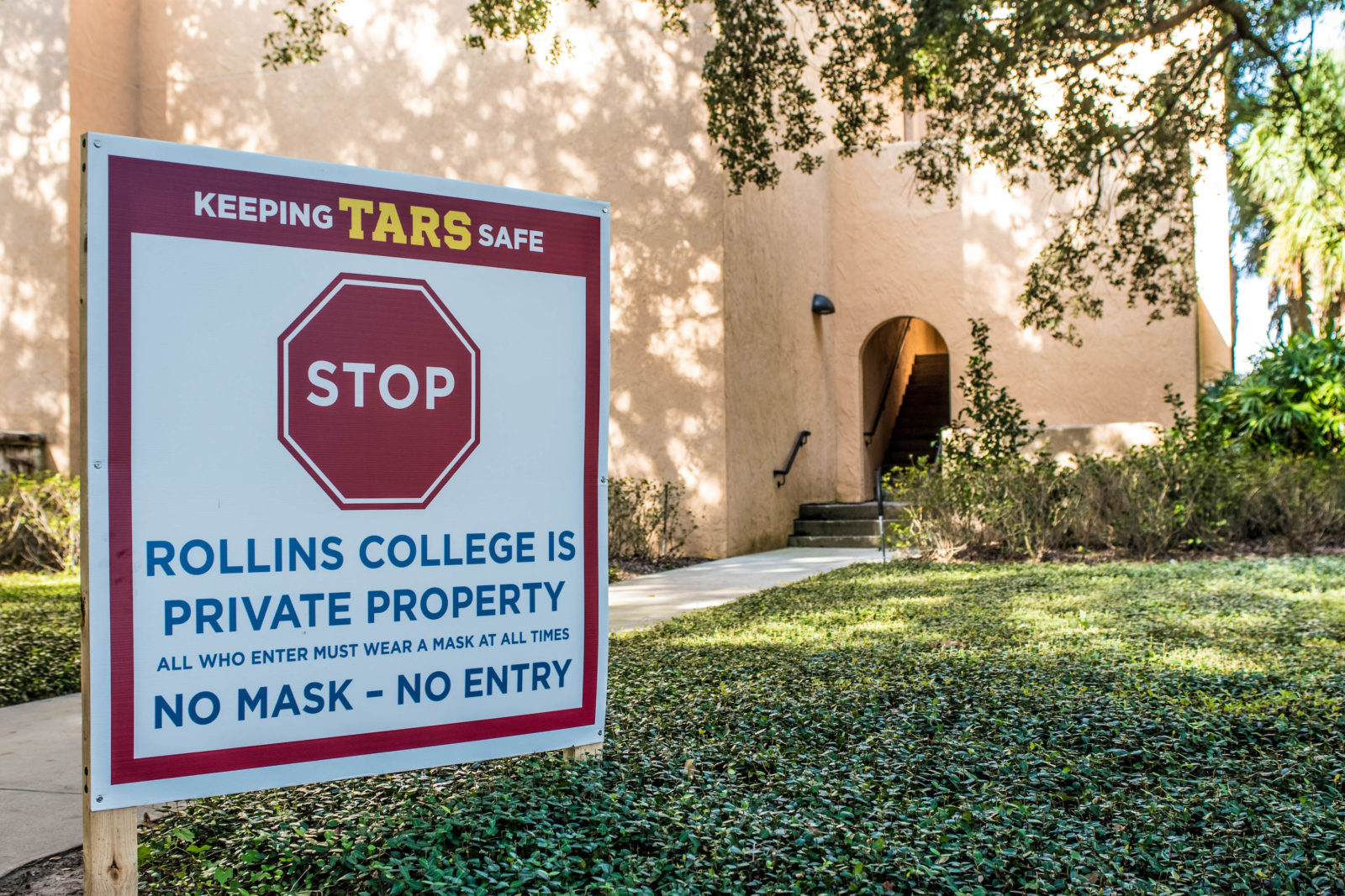 Sign on Rollins College campus announcing required mask policy.